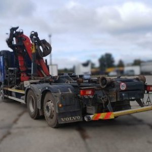 foto 6x2 hakowiec VOLVO FMX +dzwig HNJ