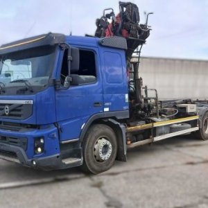 foto 6x2 hakowiec VOLVO FMX +dzwig HNJ