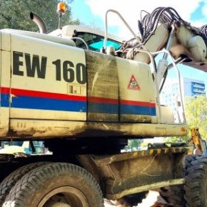 foto 18t koparka offset nogi Volvo EW160C