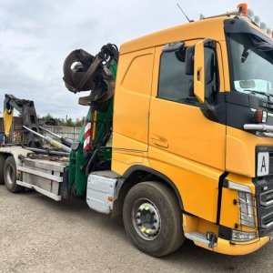 foto 6x2 hakowiec VOLVO FH +dzwig HNJ