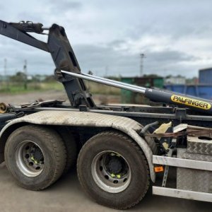 foto 6x2 hakowiec VOLVO FH +dzwig HNJ